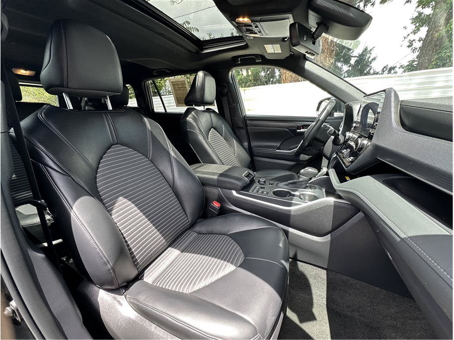 Used 2025 Toyota Highlander XSE AWD/4WD image 4