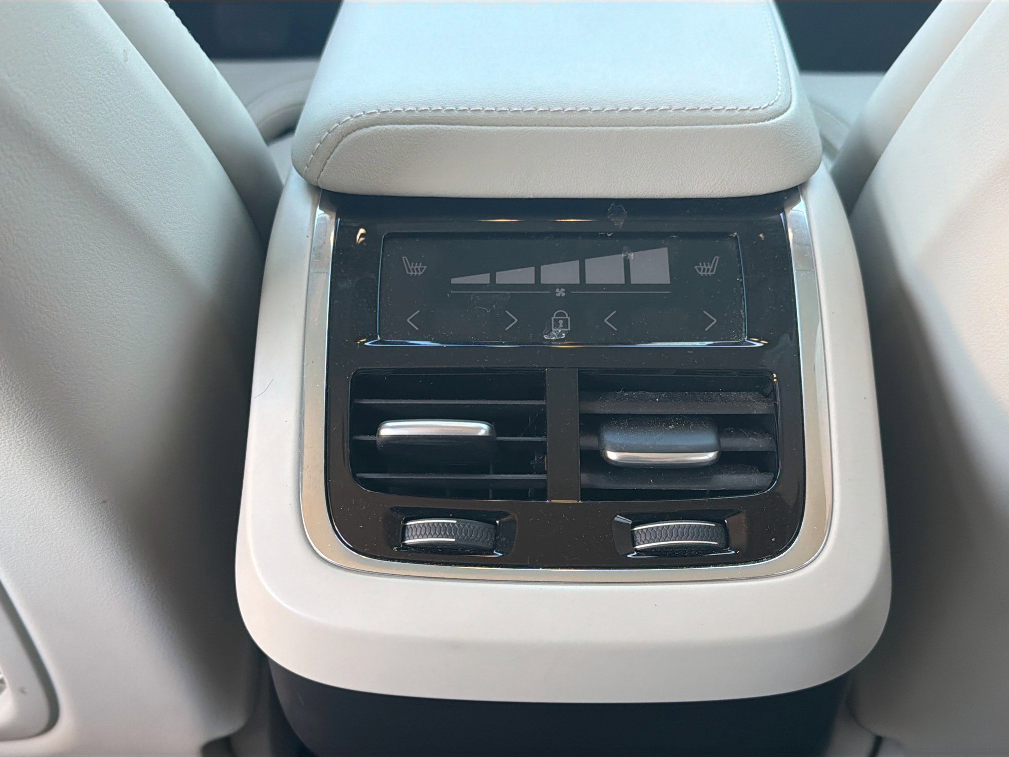 Used 2025 Volvo XC60 B5 Ultra w/ Climate Package image 20