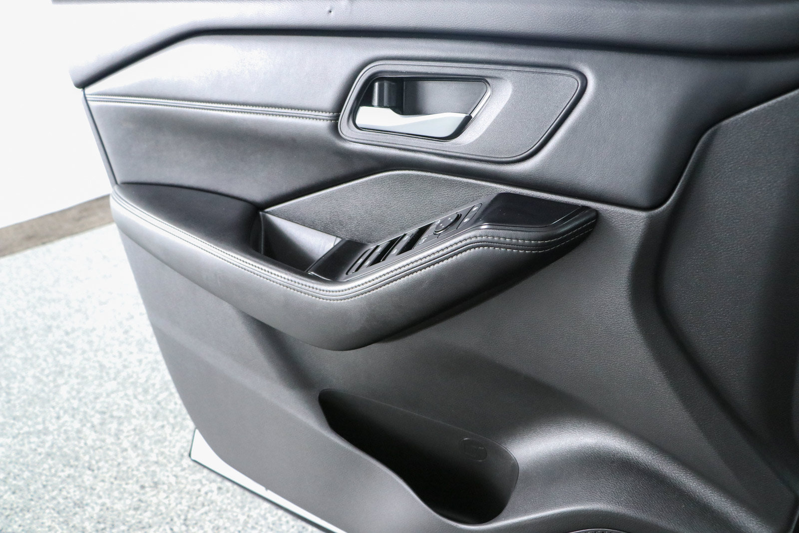 Used 2024 Nissan Rogue SV w/ SV Premium Package FWD image 22