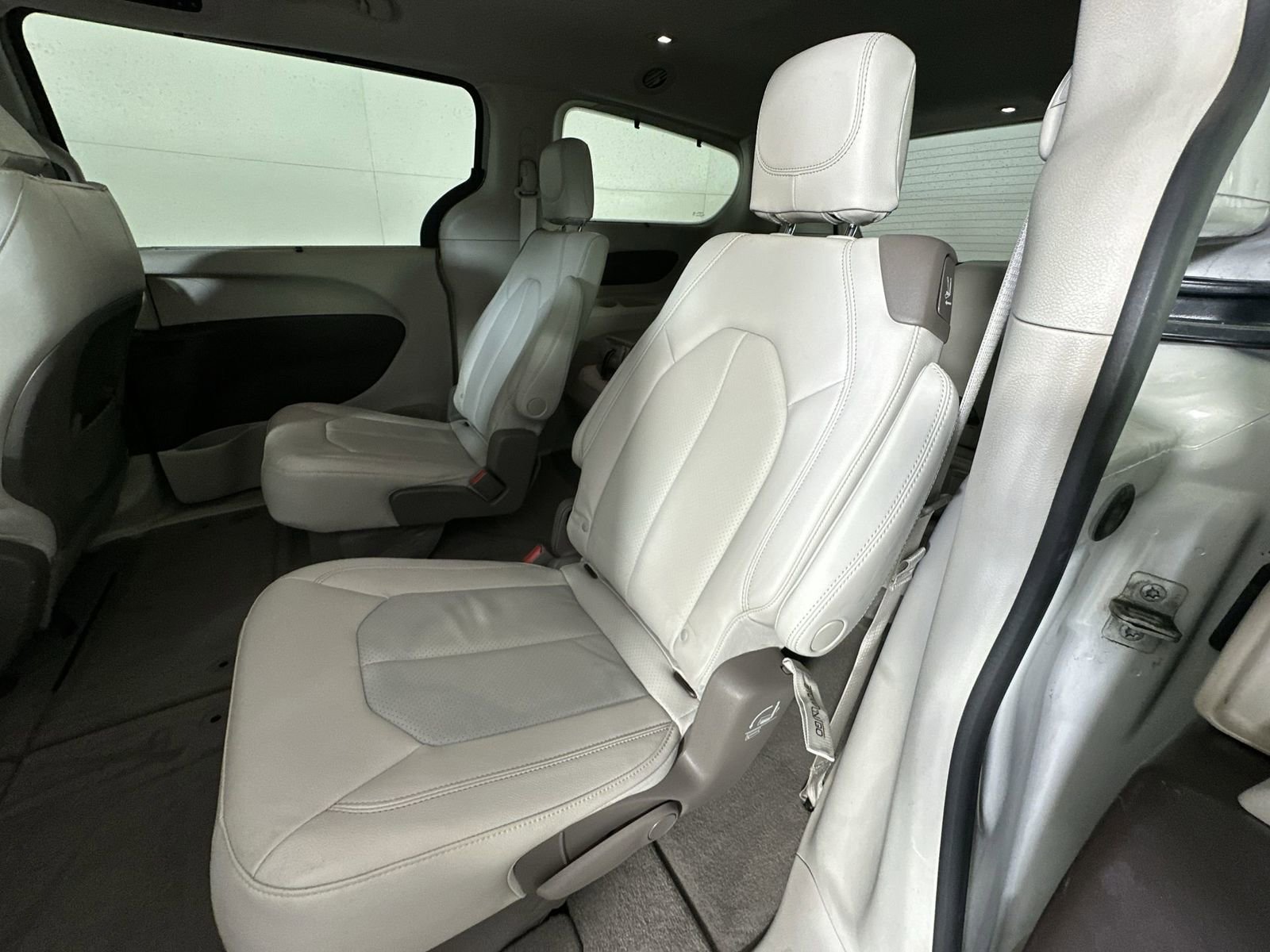 Used 2020 Chrysler Pacifica Touring-L w/ Tire & Wheel Group image 23
