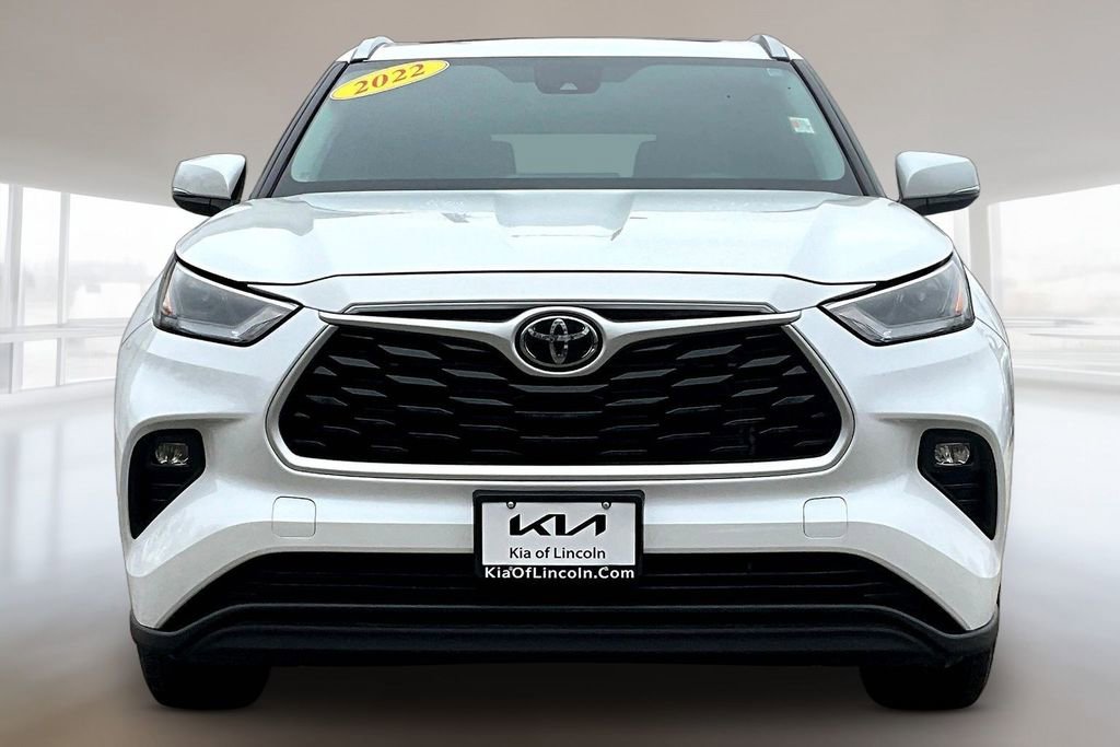 Used 2022 Toyota Highlander XLE image 2
