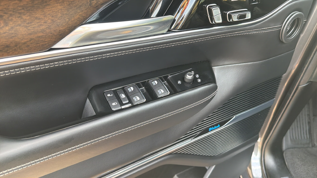 Used 2022 Jeep Grand Wagoneer Series II AWD/4WD image 10