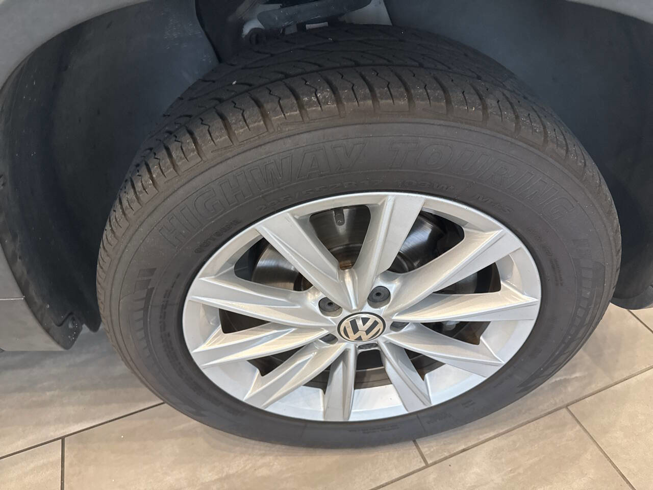 Used 2017 Volkswagen Tiguan Limited w/ Premium Package FWD image 40