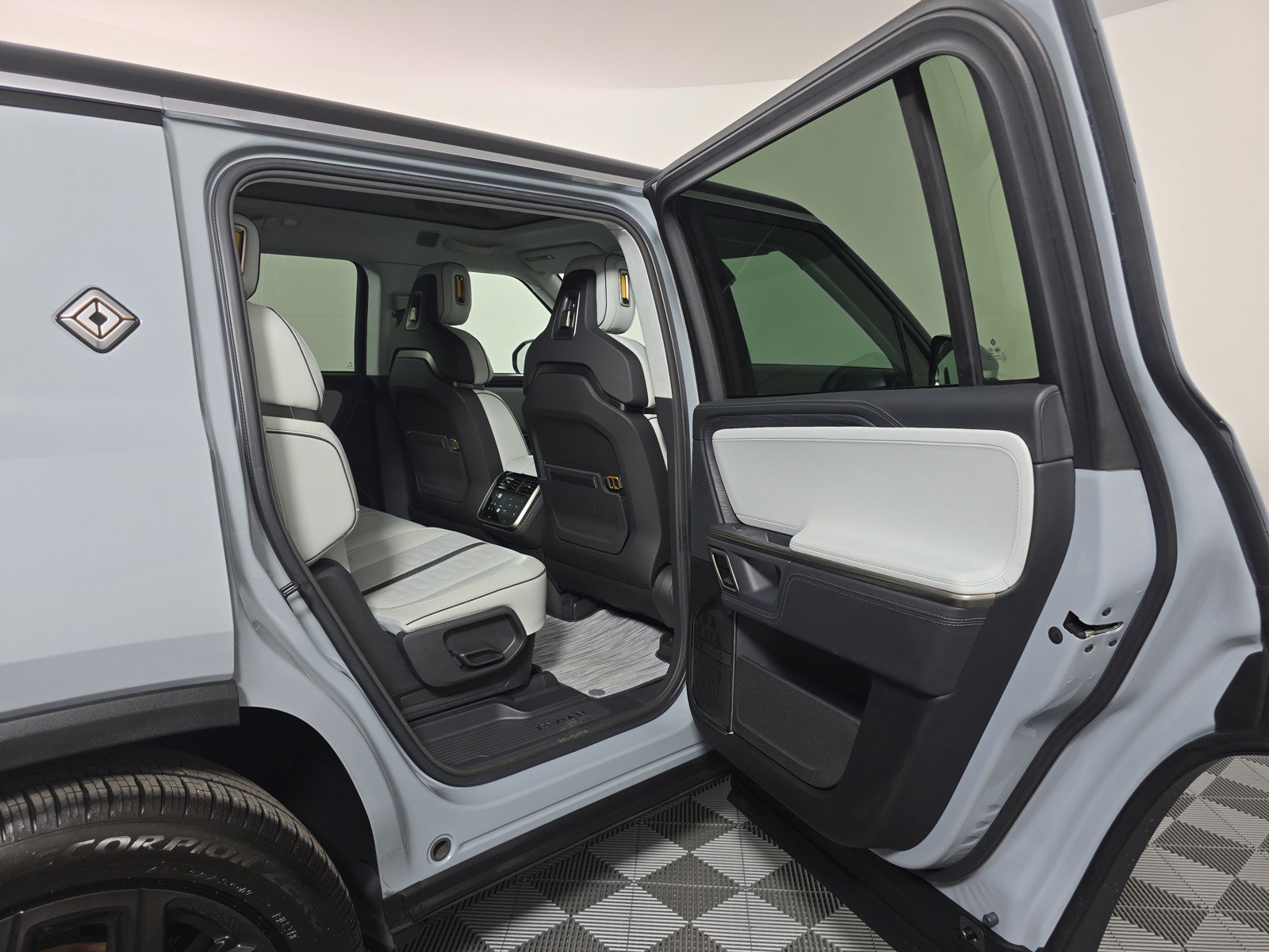 Used 2024 Rivian R1S Adventure AWD/4WD image 19