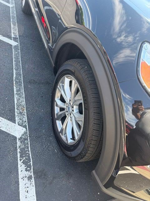 Used 2023 Ford Explorer XLT w/ Equipment Group 202A AWD/4WD image 2