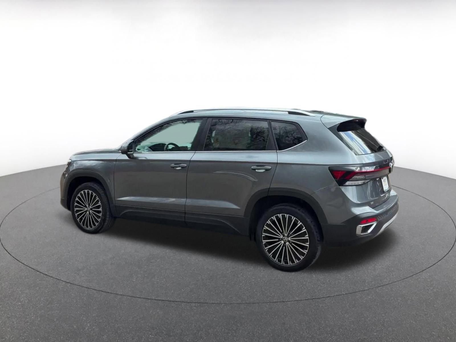 Used 2025 Volkswagen Taos SE FWD image 10