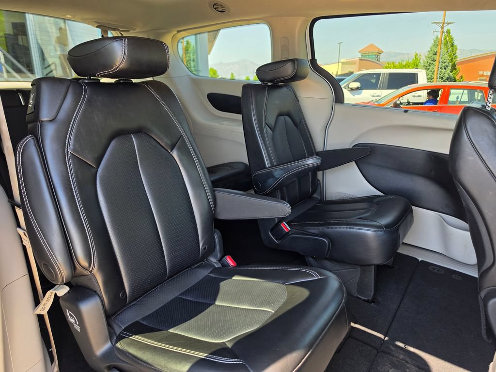 Used 2023 Chrysler Pacifica Touring-L FWD image 17