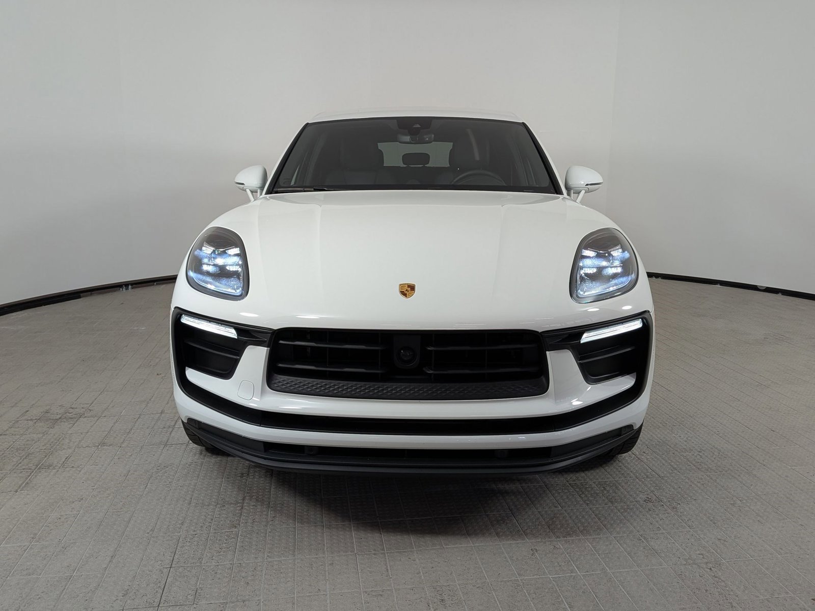 Certified 2025 Porsche Macan Turbo AWD/4WD image 6