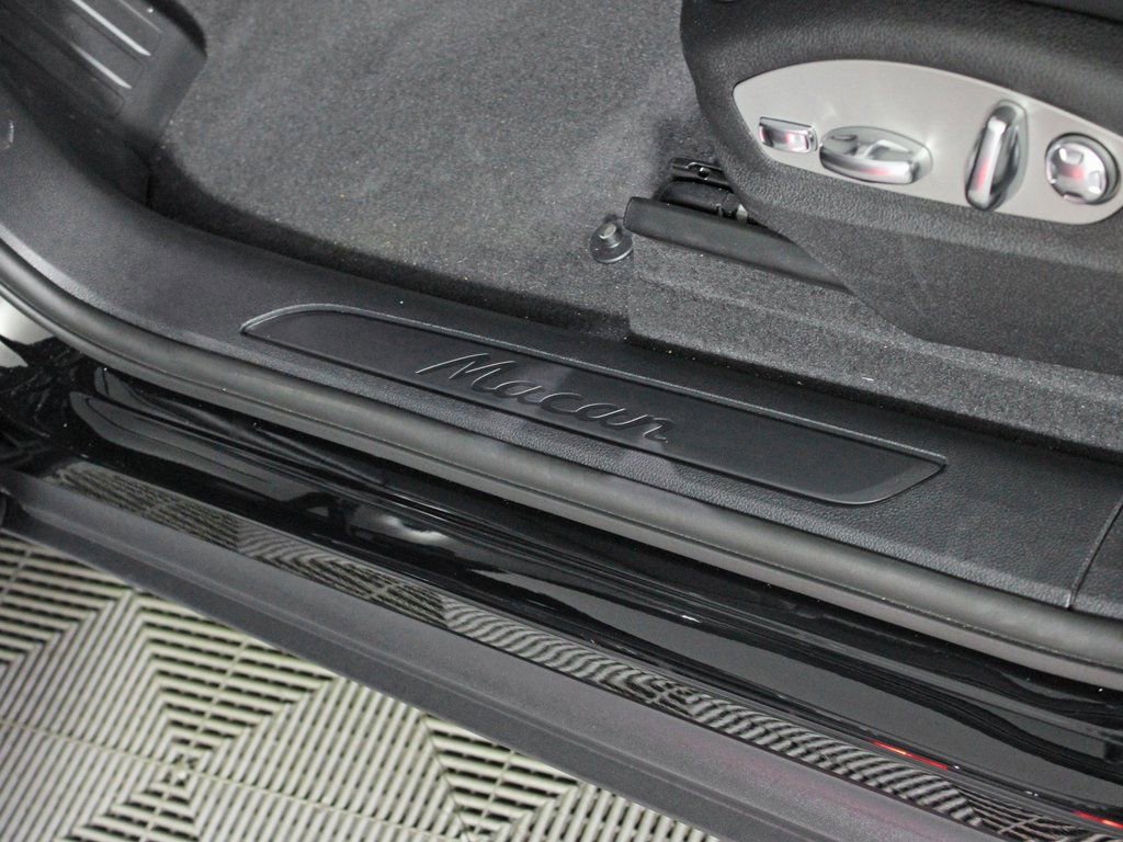 Certified 2025 Porsche Macan image 18