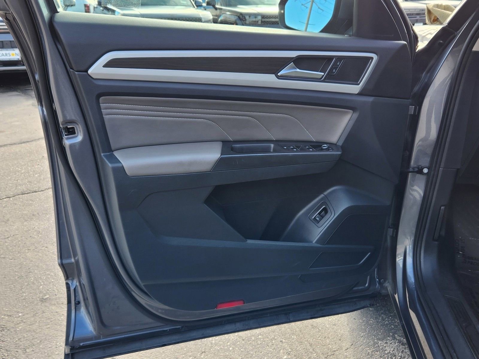 Used 2022 Volkswagen Atlas SE image 2