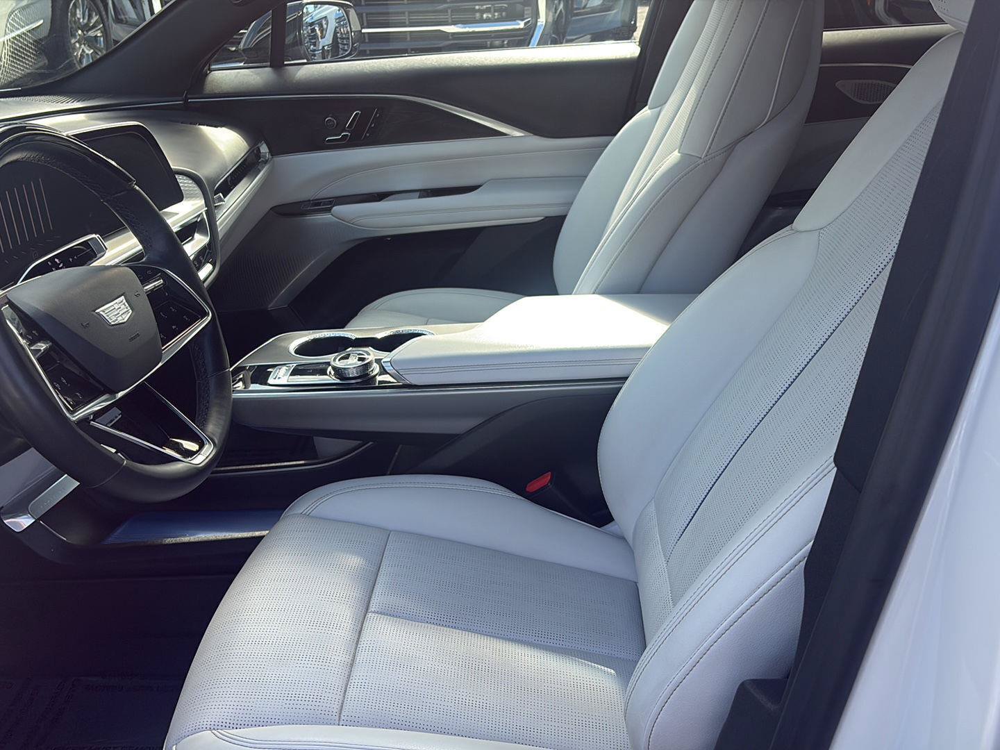 Used 2024 Cadillac Lyriq Luxury AWD/4WD image 27