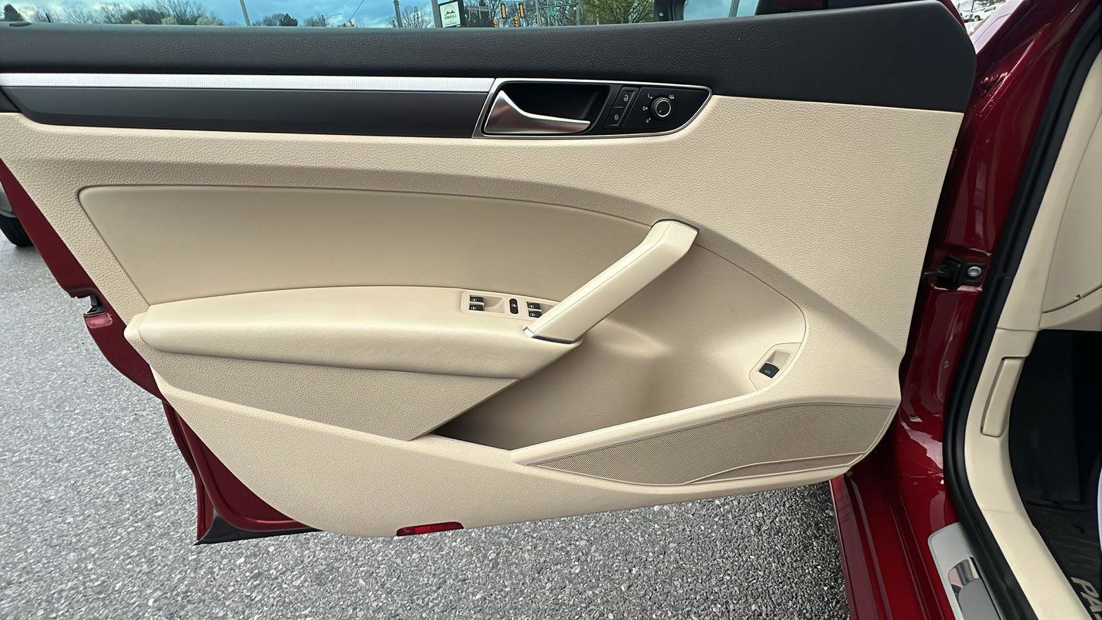 Used 2017 Volkswagen Passat 1.8T R-Line w/ R-Line Lighting Package image 20