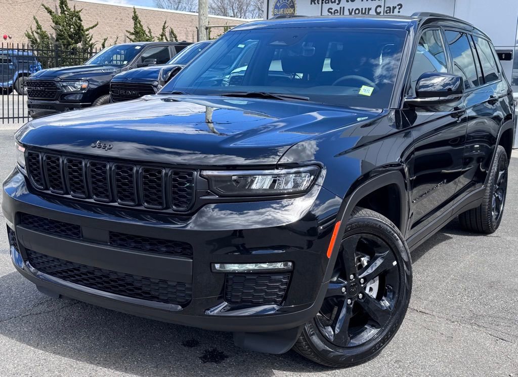 Used 2025 Jeep Grand Cherokee L Limited w/ Black Appearance Package AWD/4WD image 3