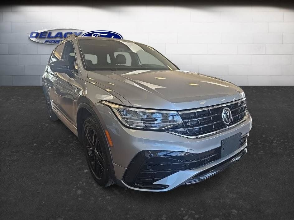 Used 2022 Volkswagen Tiguan SE R-Line AWD/4WD image 9