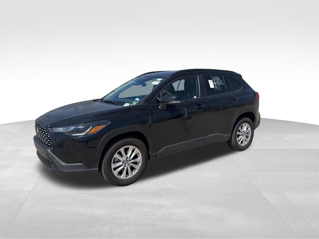 Used 2025 Toyota Corolla Cross LE image 8