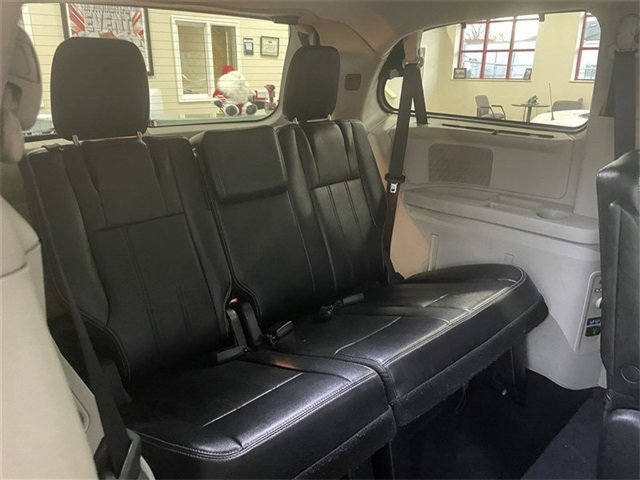 Used 2015 Chrysler Town & Country Touring-L w/ Driver Convenience Group image 24