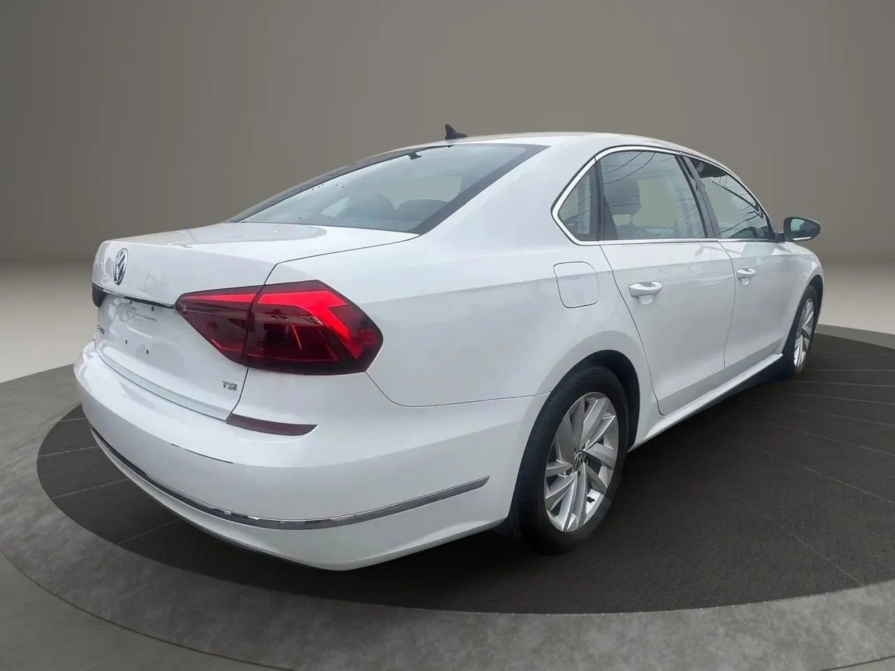 Used 2018 Volkswagen Passat 2.0T SE image 6