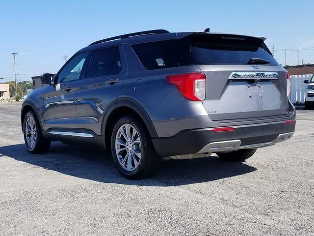 Used 2022 Ford Explorer XLT w/ Equipment Group 202A image 8