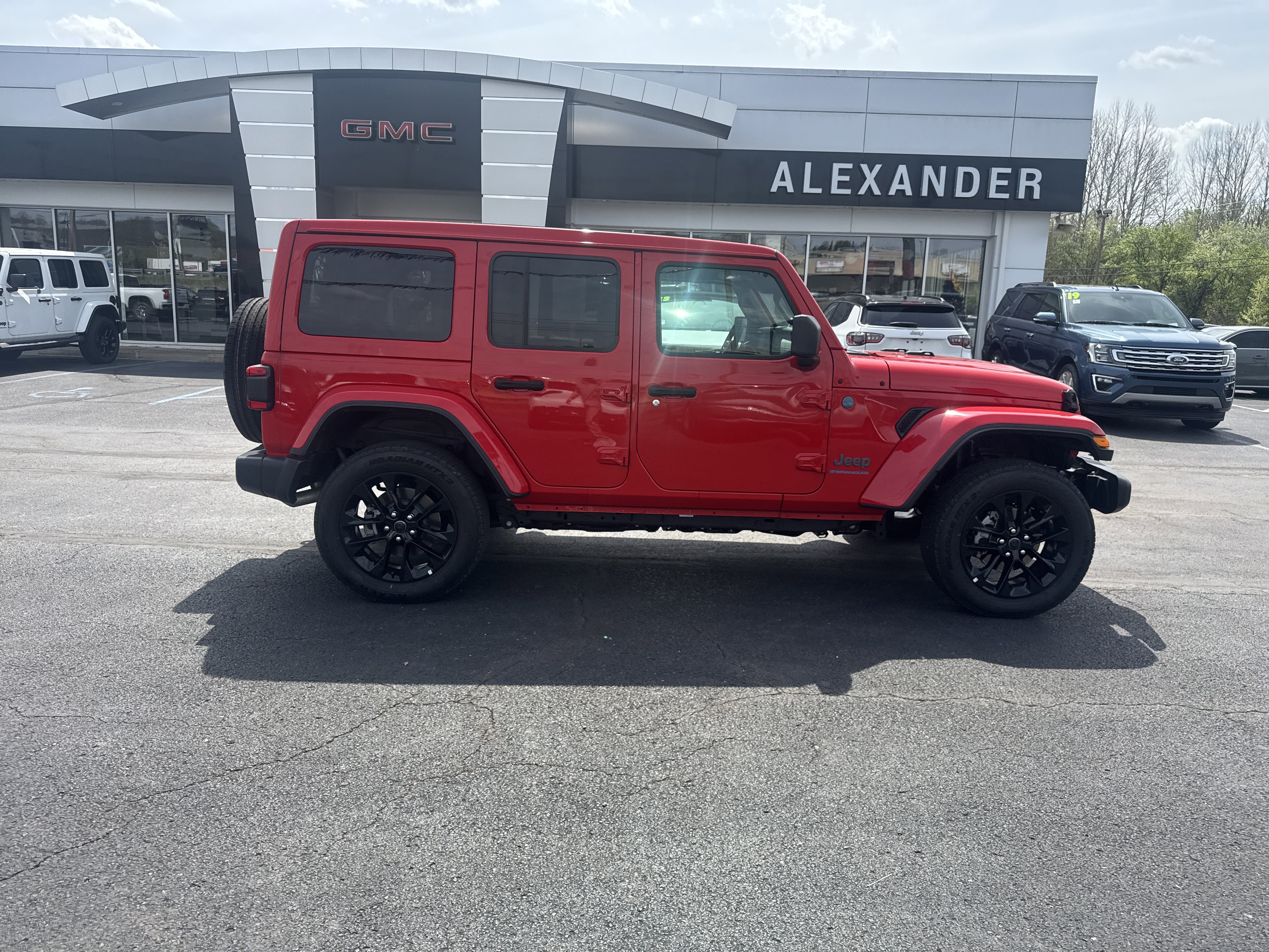 Used 2025 Jeep Wrangler Unlimited Sahara w/ Safety Group AWD/4WD video 2