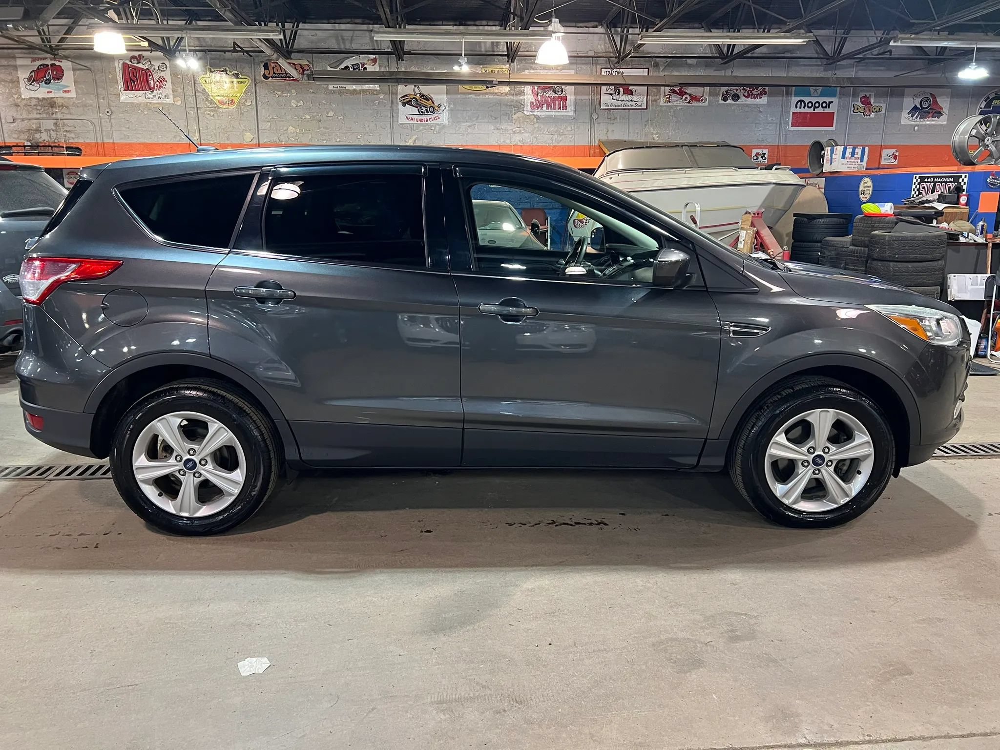 Used 2016 Ford Escape SE w/ SE Cold Weather Package FWD image 2