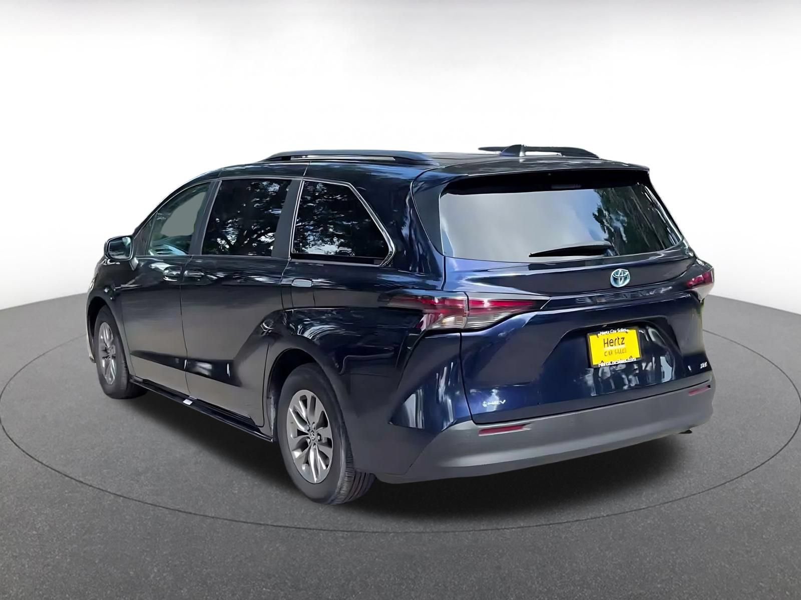 Used 2025 Toyota Sienna XLE FWD image 10