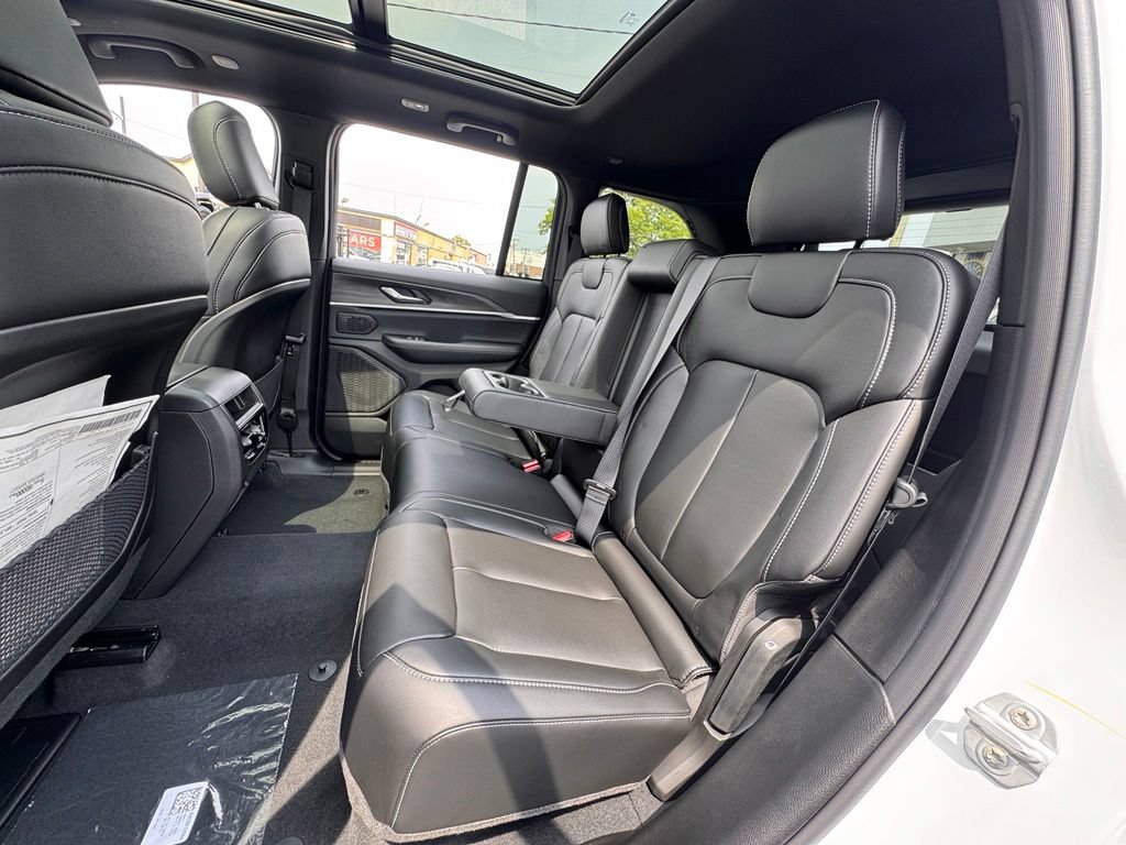 New 2026 Jeep Grand Cherokee Limited w/ Limited Altitude Package AWD/4WD image 15