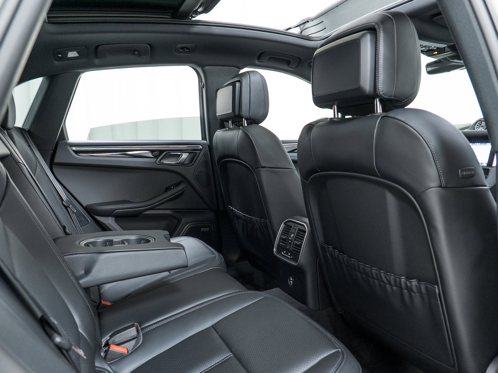 New 2025 Porsche Macan Turbo image 27