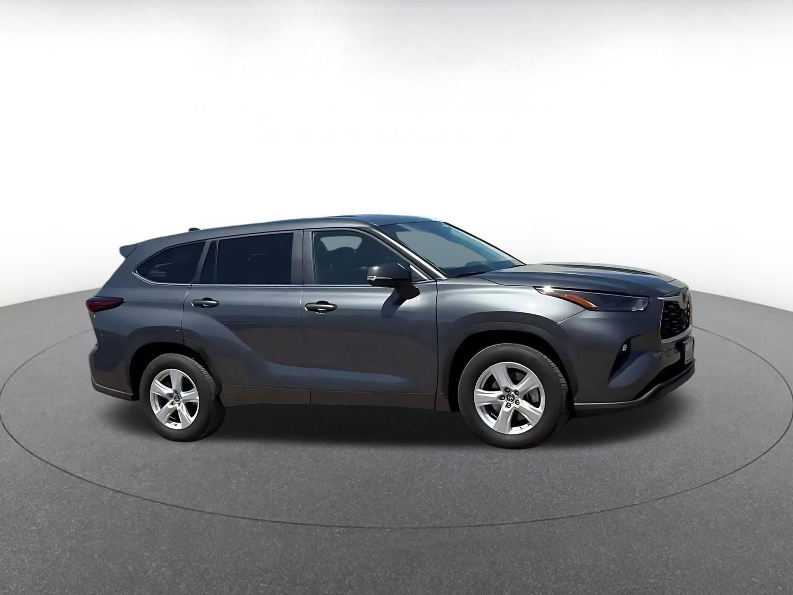 Used 2025 Toyota Highlander LE image 2