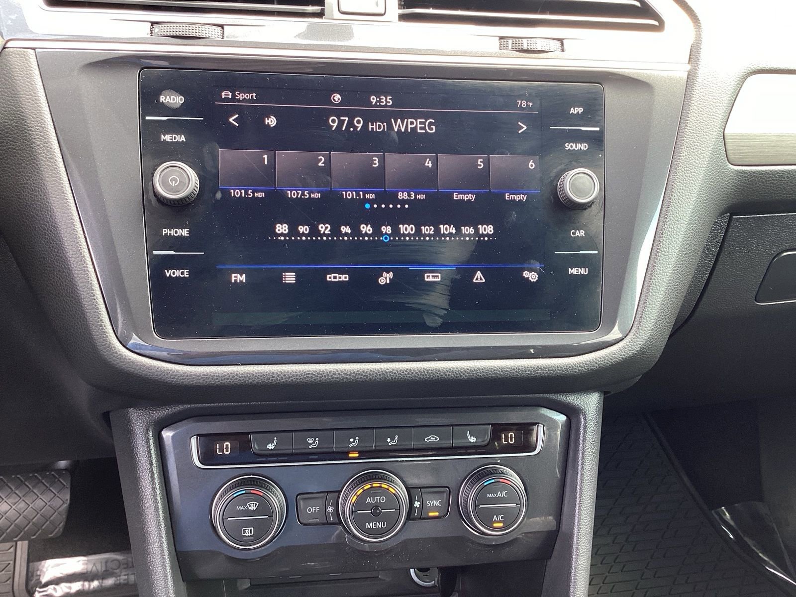 Used 2021 Volkswagen Tiguan SE image 14