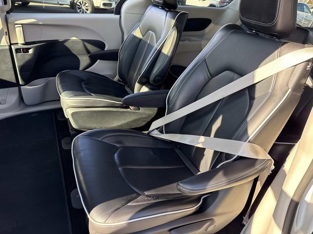Used 2023 Chrysler Pacifica Limited image 16