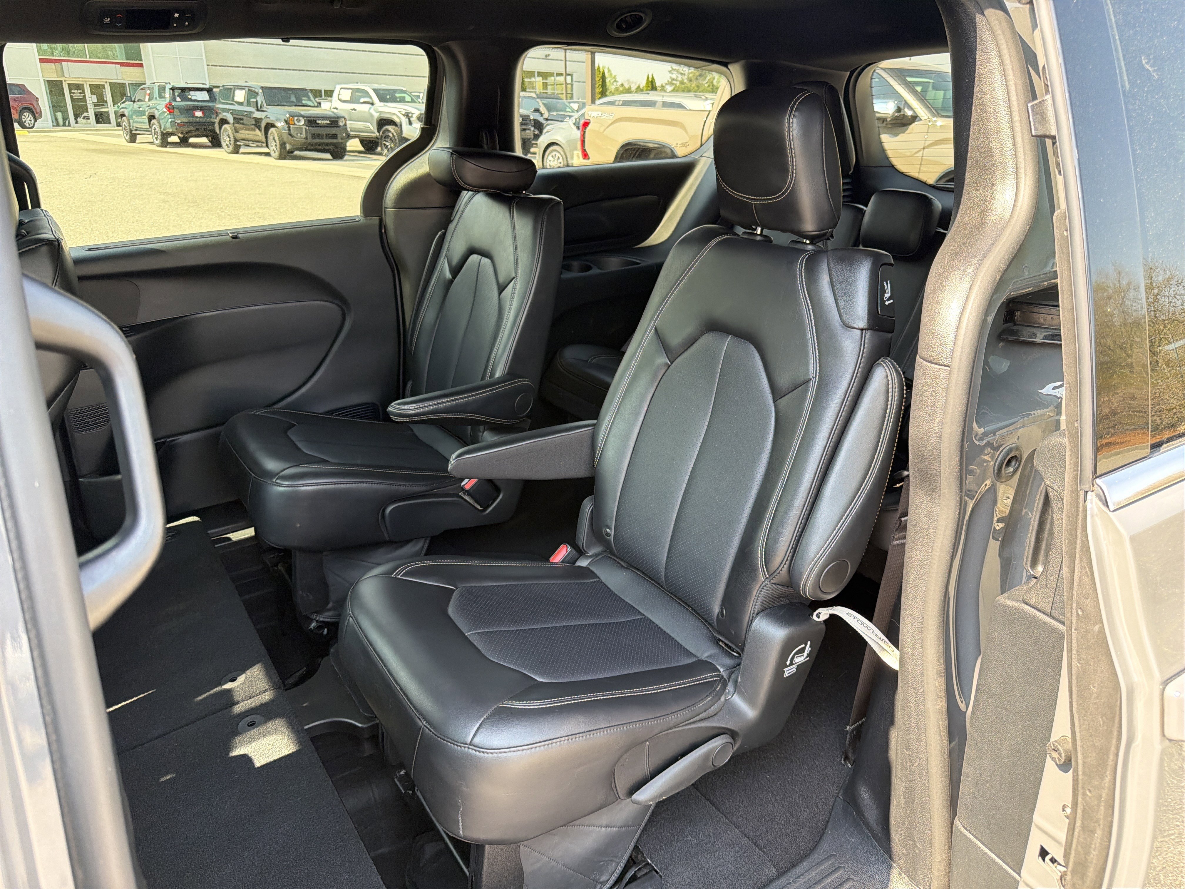 Used 2025 Chrysler Pacifica Select image 34