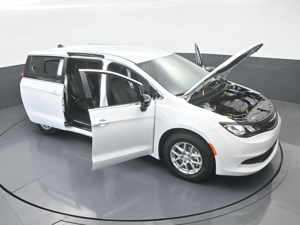 Used 2026 Chrysler Voyager LX image 68