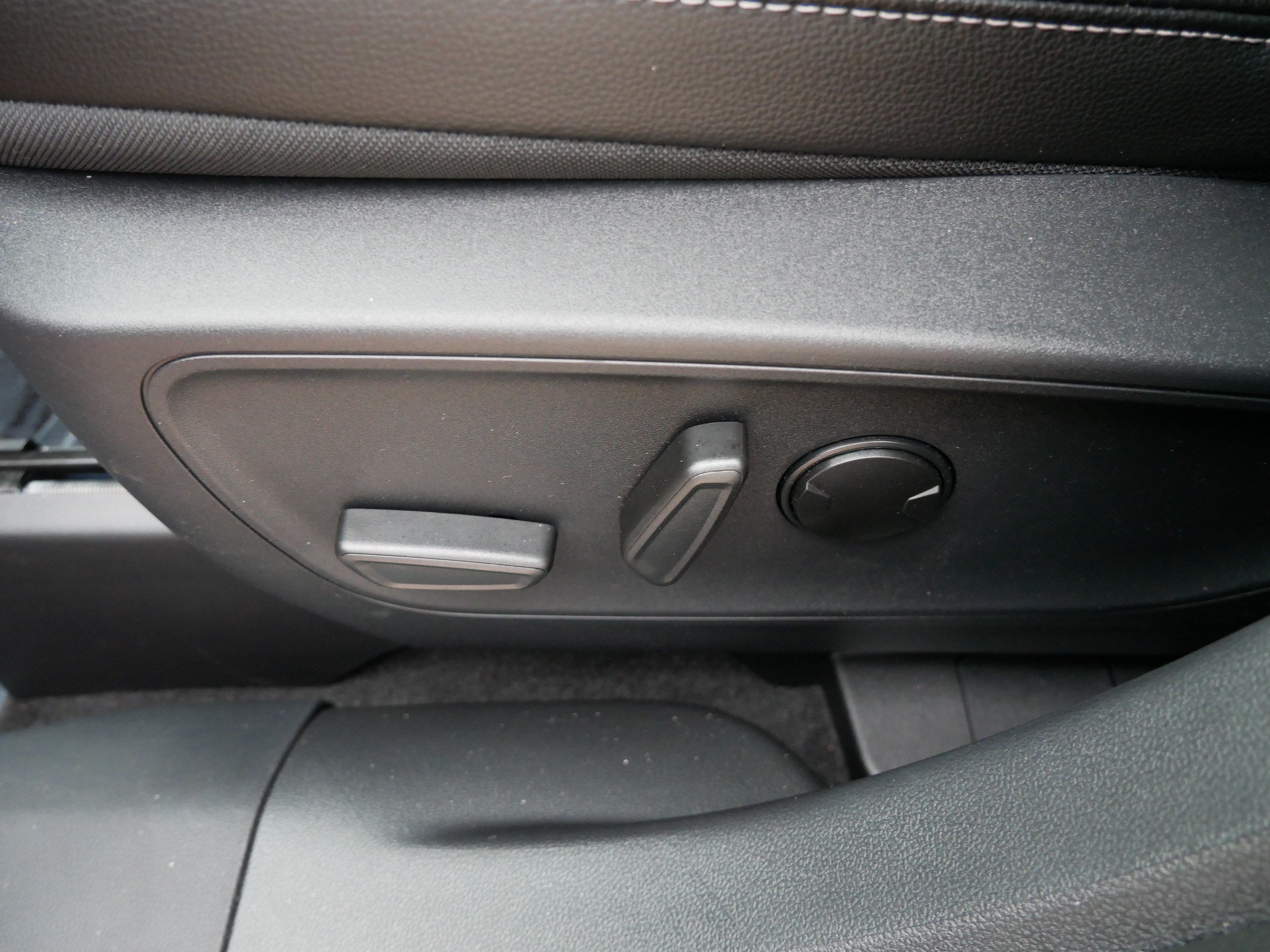 Used 2025 Ford Escape SE w/ PHEV Premium Package FWD image 19