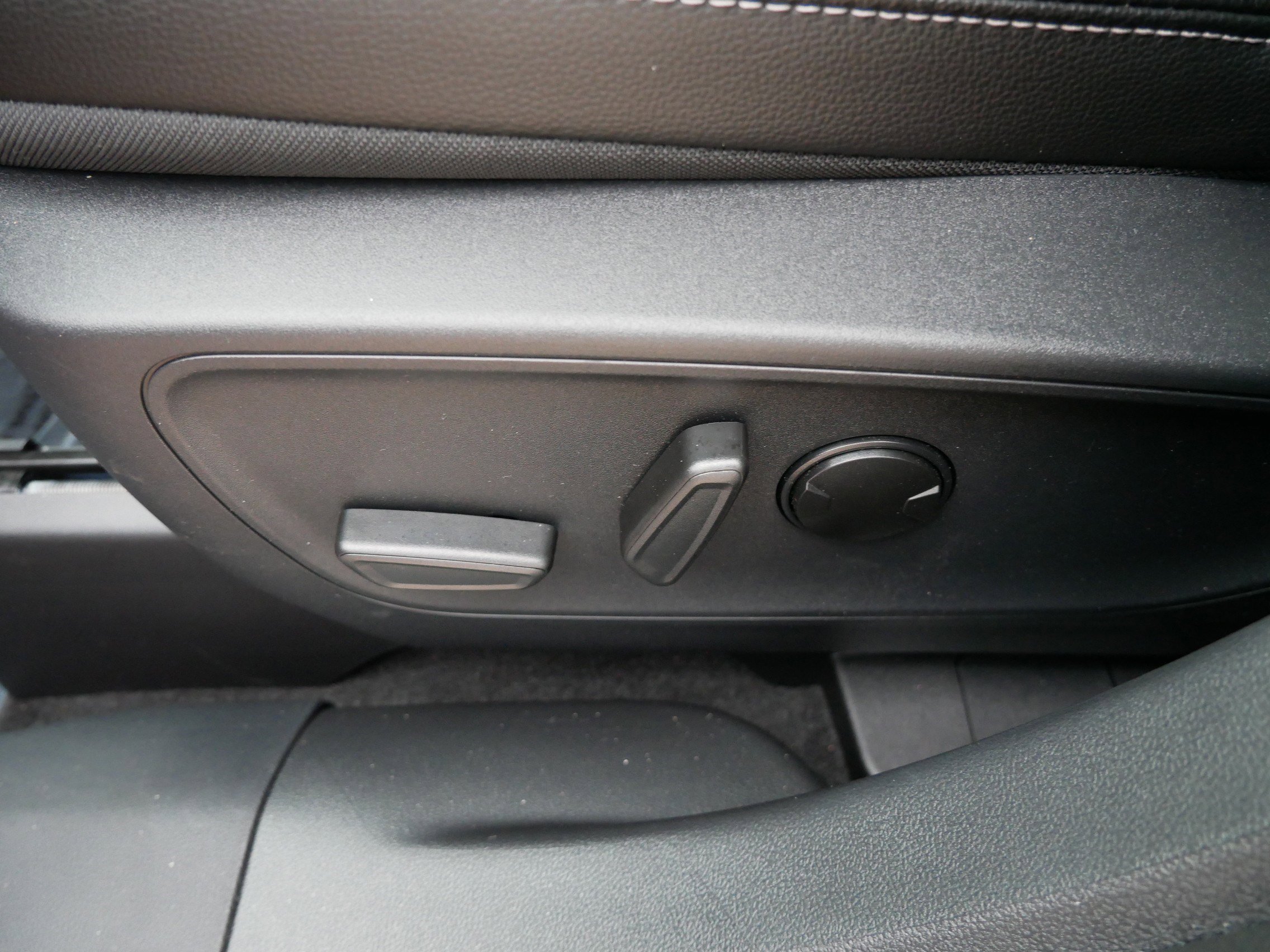 Used 2025 Ford Escape SE w/ PHEV Premium Package FWD image 19