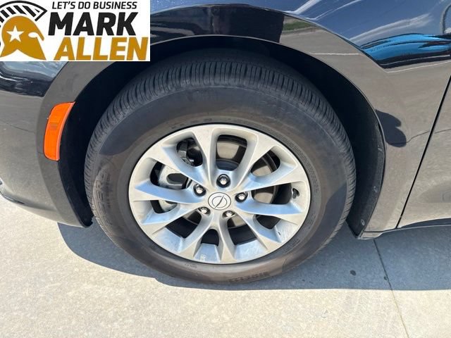 Used 2026 Chrysler Pacifica Limited FWD image 8