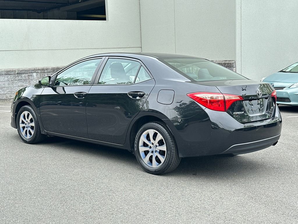 Used 2018 Toyota Corolla LE FWD image 3