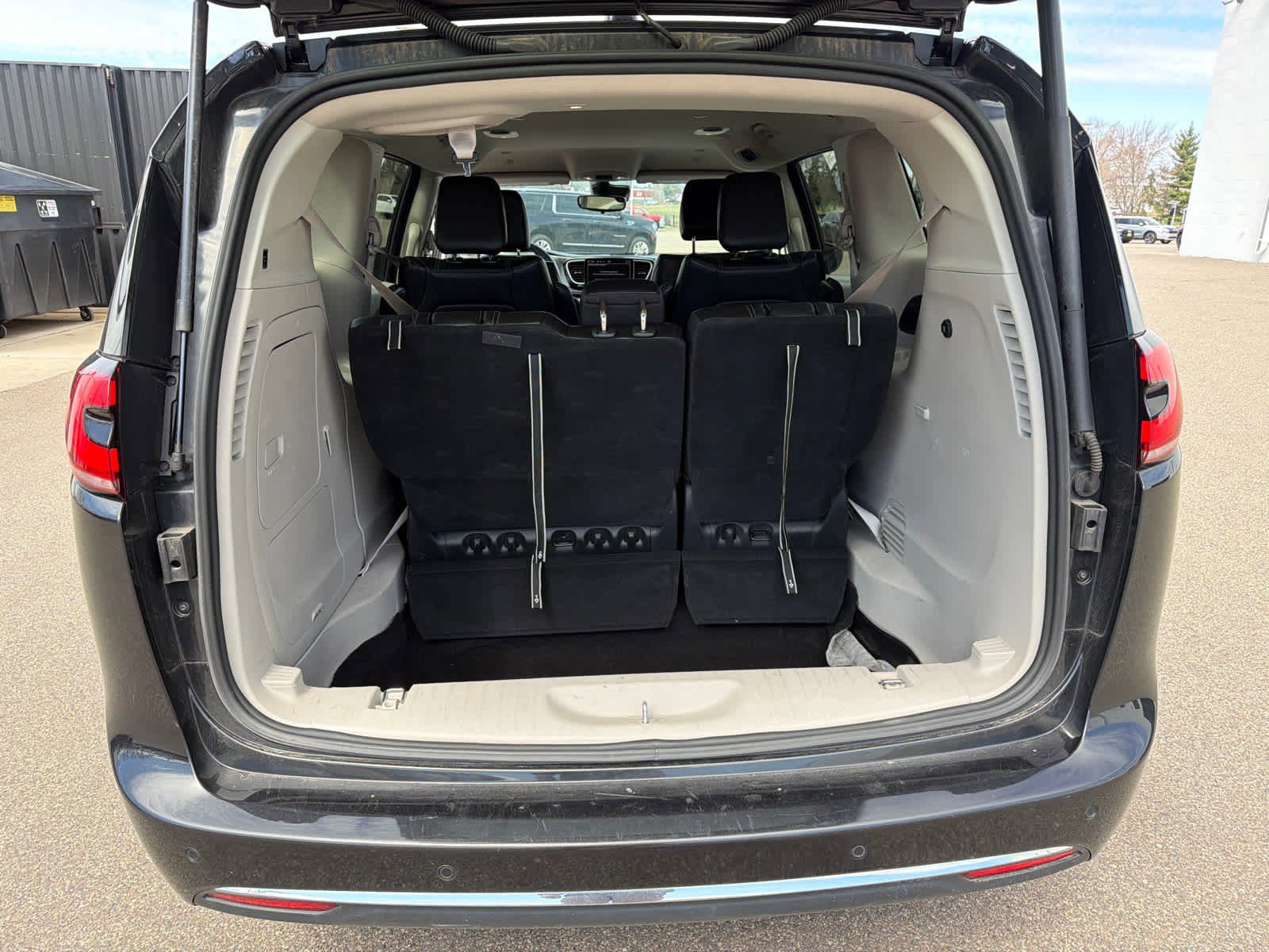 Used 2023 Chrysler Pacifica Touring-L FWD image 7