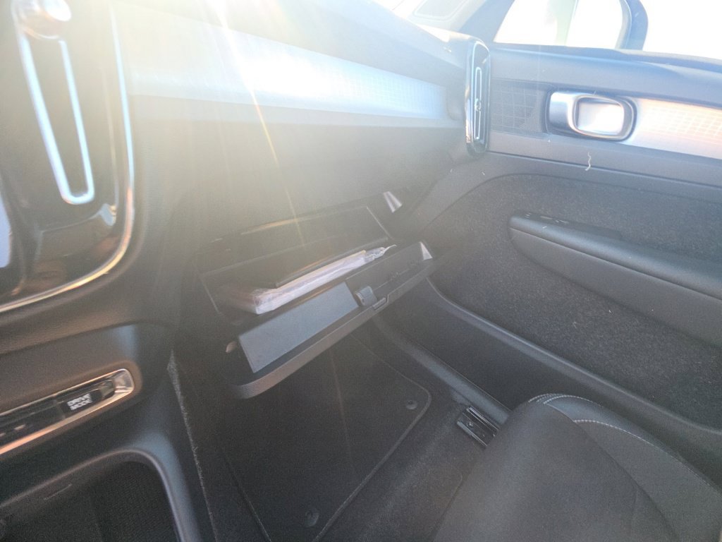 Used 2020 Volvo XC40 T4 Momentum FWD image 26