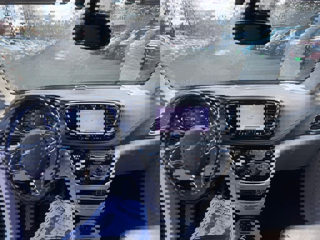 Used 2021 Chrysler Pacifica Touring-L image 17