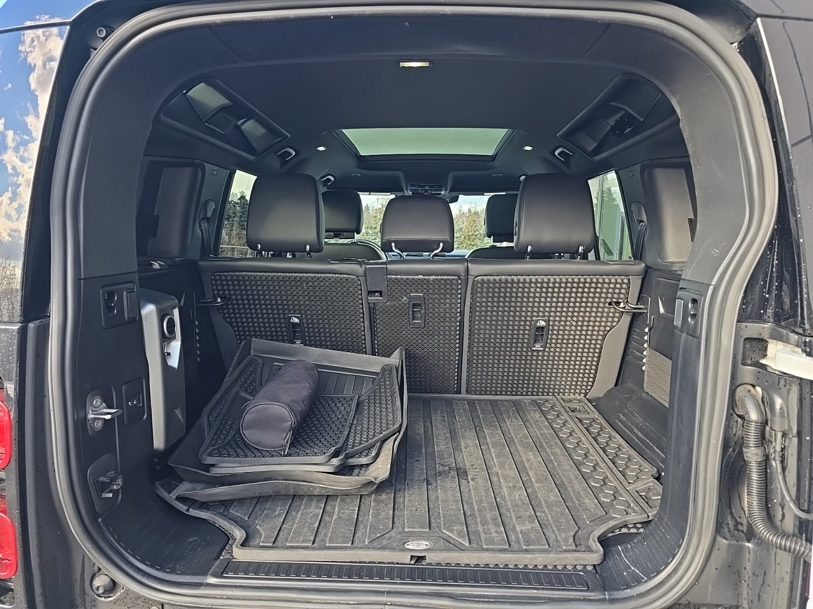 Certified 2024 Land Rover Defender 110 X-Dynamic SE image 25