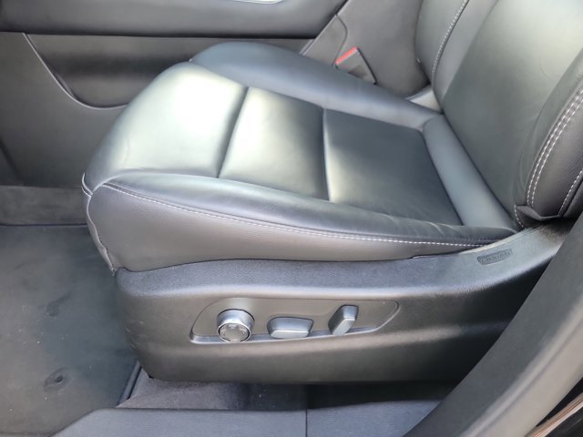 Used 2025 Cadillac XT4 Premium Luxury image 6