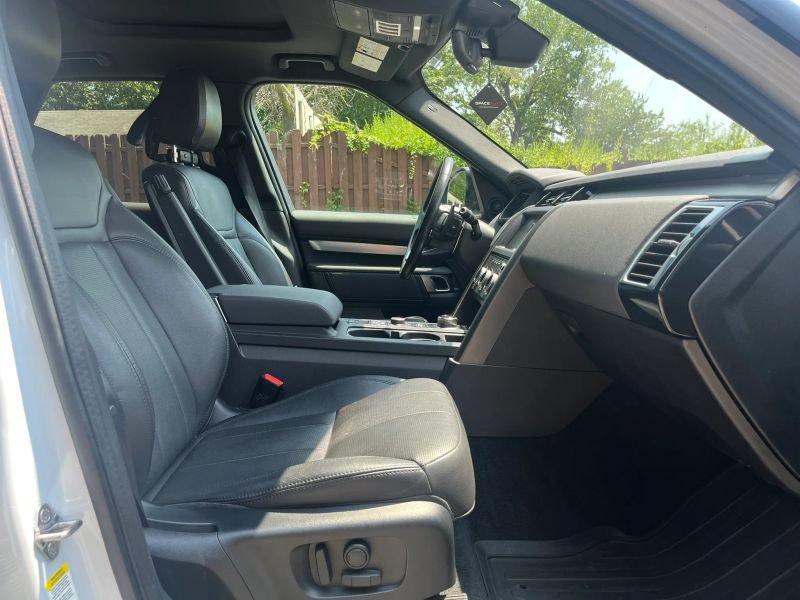 Used 2020 Land Rover Discovery Landmark AWD/4WD image 16