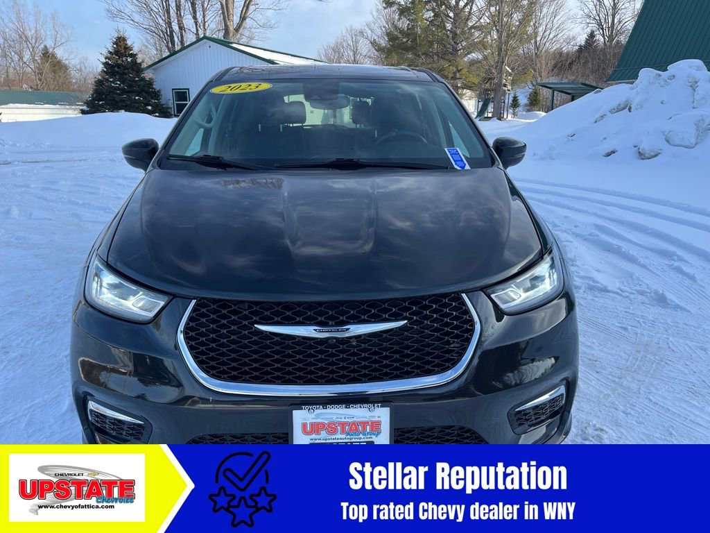 Used 2023 Chrysler Pacifica Touring-L image 3