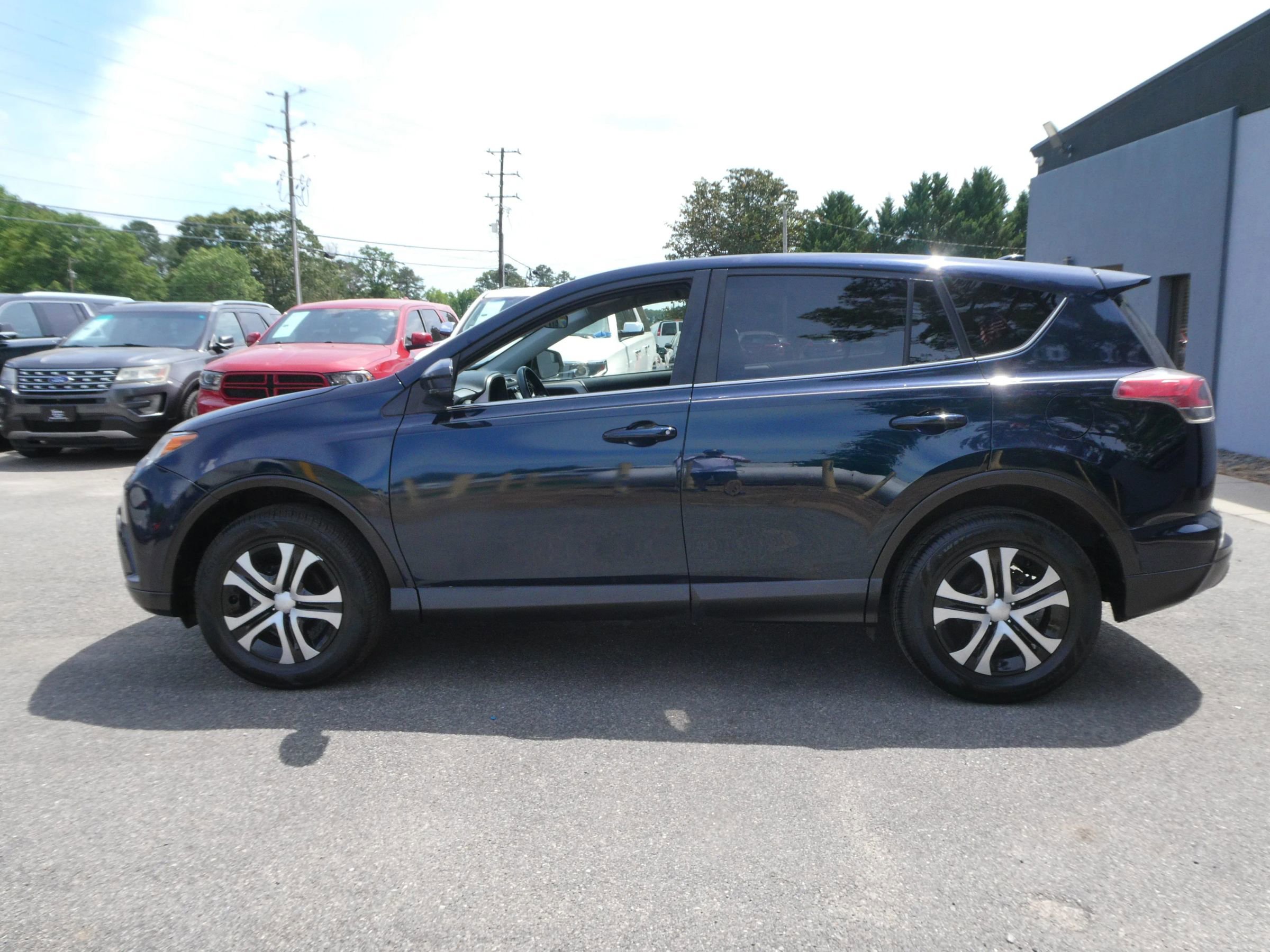 Used 2018 Toyota RAV4 LE AWD/4WD image 9