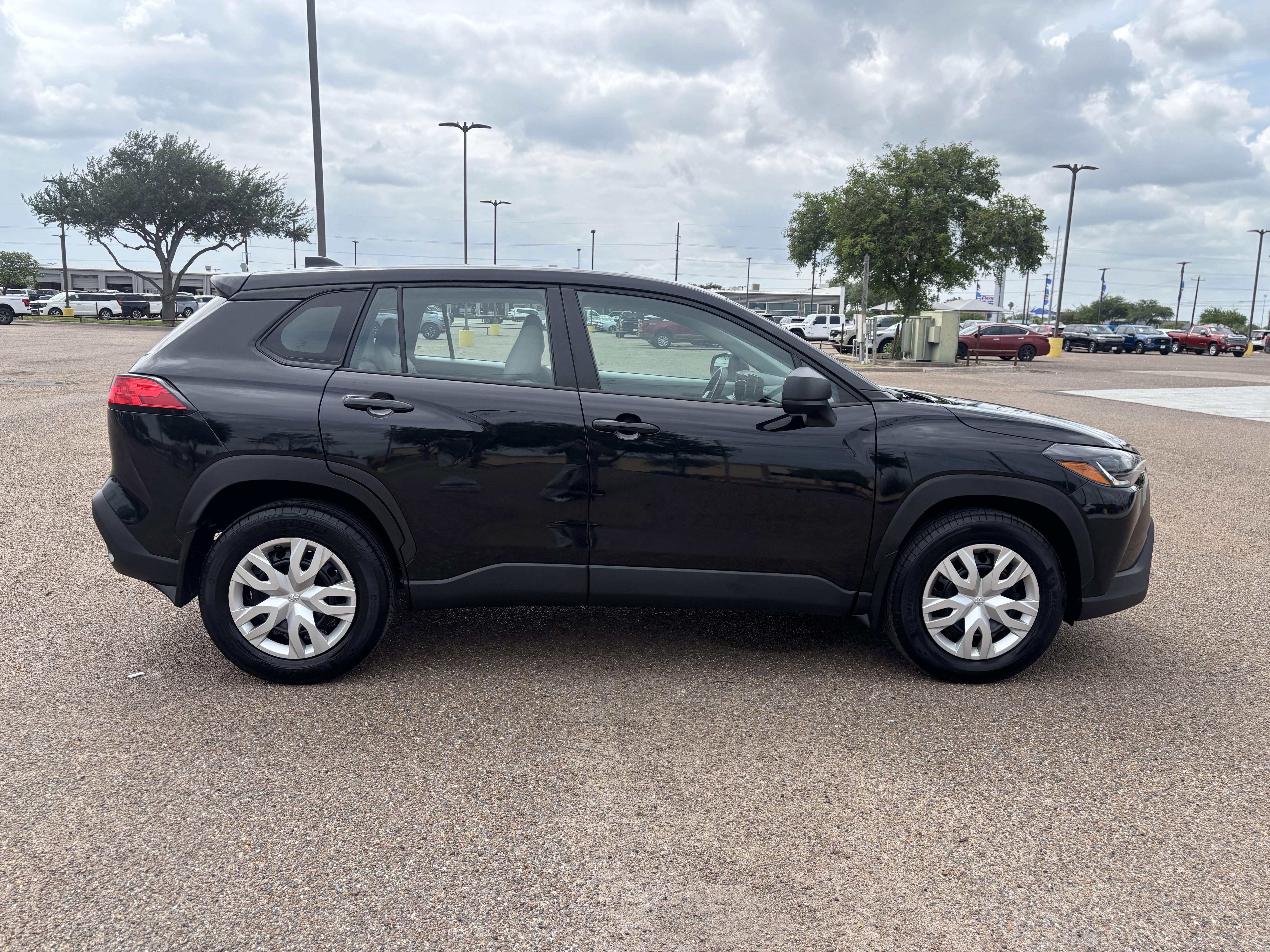 Used 2025 Toyota Corolla Cross L FWD image 4