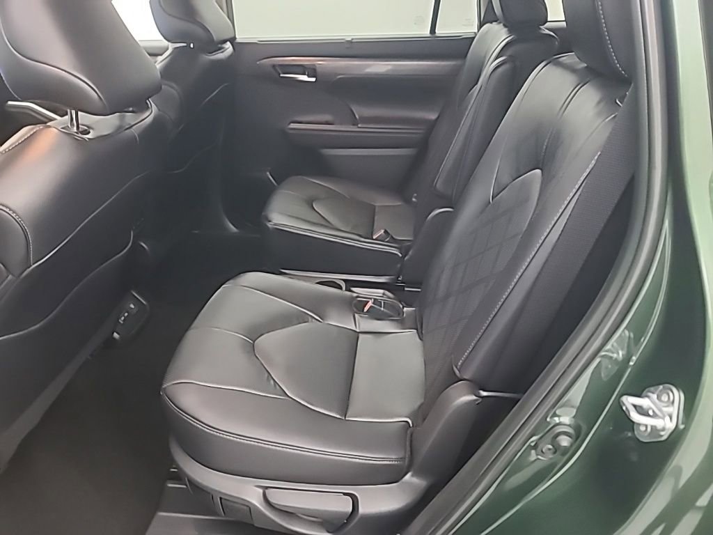 Used 2025 Toyota Highlander Platinum image 21