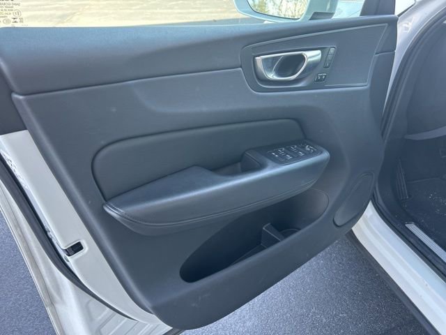 Used 2023 Volvo XC60 B5 Plus image 14