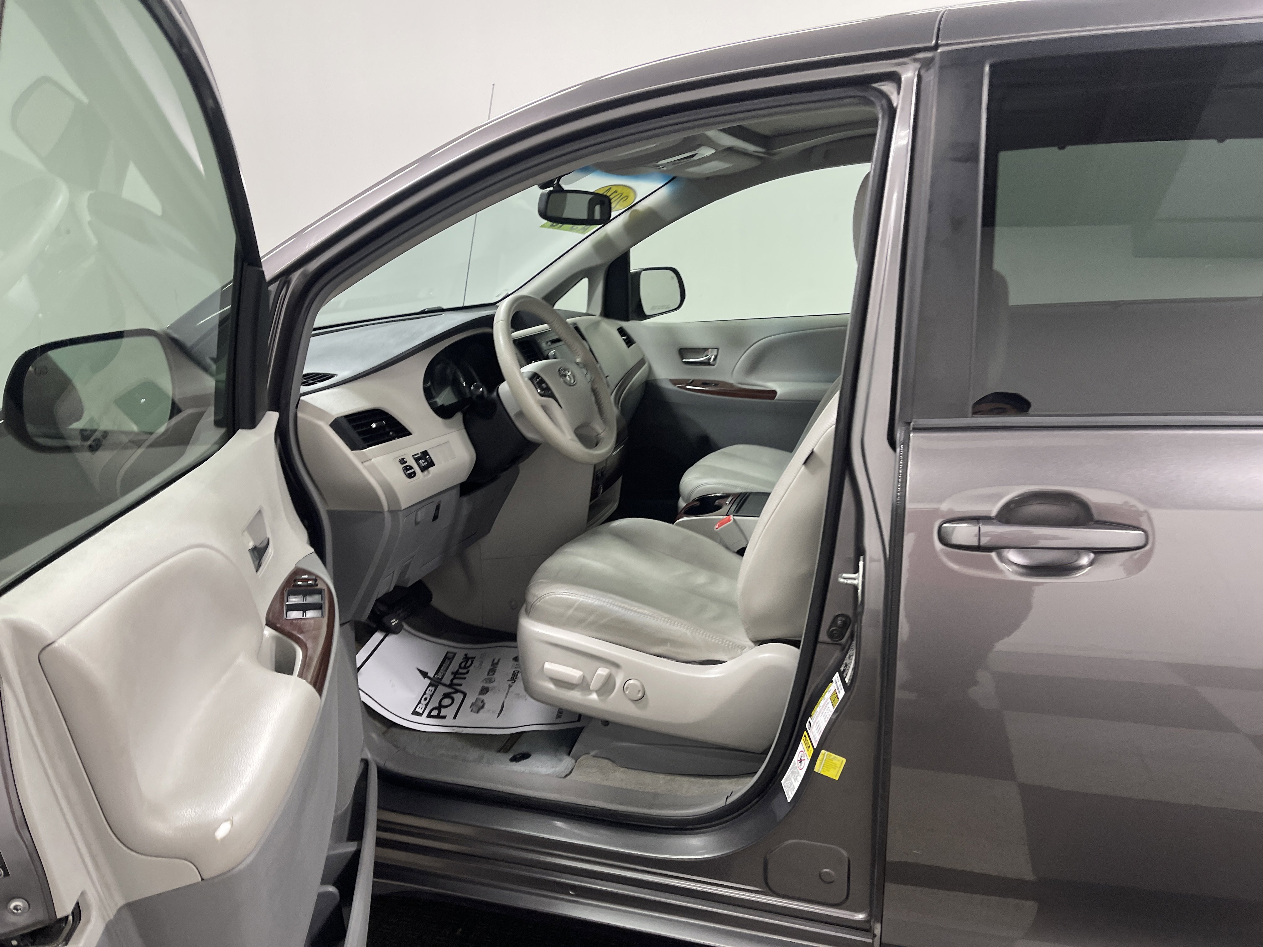 Used 2014 Toyota Sienna XLE image 9