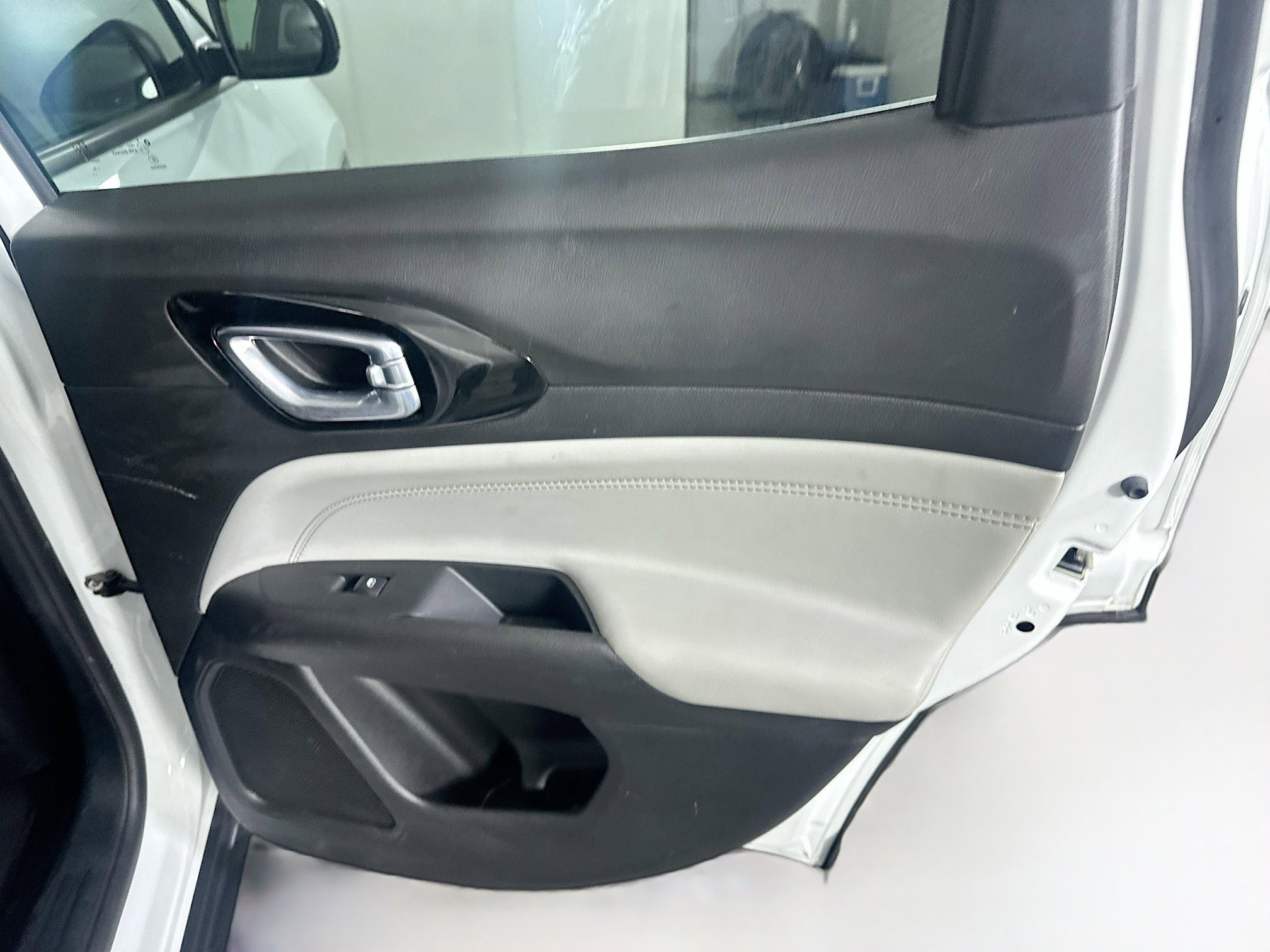 Used 2025 Jeep Compass Limited image 28