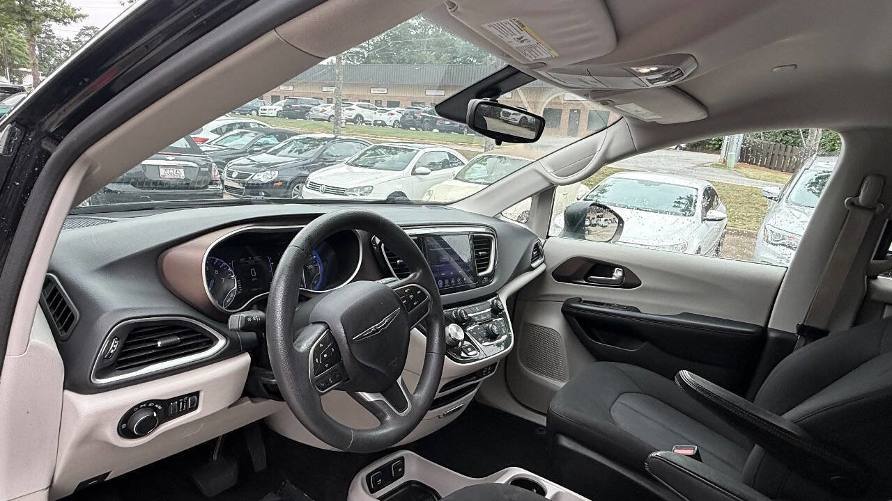 Used 2017 Chrysler Pacifica Touring FWD image 32